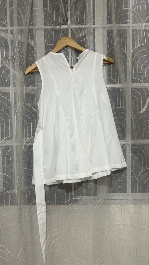 Shein White Peplum Top (S) (Category: Sleeveless) located in Malabon City. Submitted by amberespiritu (Listing ID 1469167066, Image 3). Description: Shein White Peplum Top (S) Crisp white sleeveless top with a flared peplum hem, back keyhole closure, and a waist tie. Light, clean, and easy to pair with trousers, skirts, or jeans. 📏 Size: S (EU 36 / US 4) ✨ Condition: Never worn 💸 Price: ₱100 Message me if you’d like more photos or measurements!