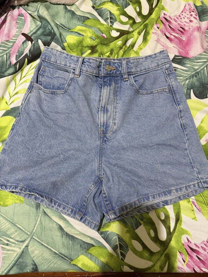 Shorts Bundle - Zara, Dazy (Category: Shorts) located in Borongan. Submitted by loupreloveddd (Listing ID 1469288976, Image 3). Description: - includes Zara Bermuda Shorts, Dazy Jorts, & Black Denim shorts - fixed bundle price bc individually priced as 350, 300 and 150 - 26-28” - used few times - all in good condition.