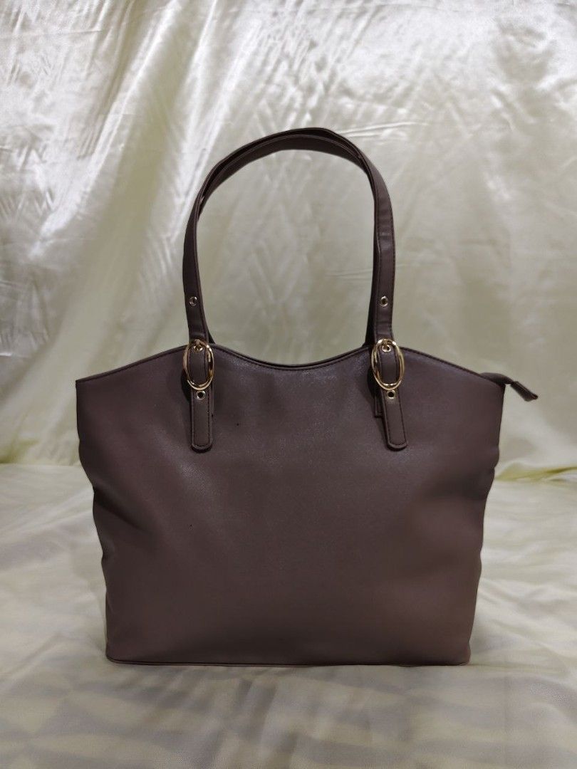 SHOULDER BAG 17/12" (Category: Shoulder Bags) located in Gamu. Submitted by 2022bagsbunny (Listing ID 1469210337, Image 1). Description: .
