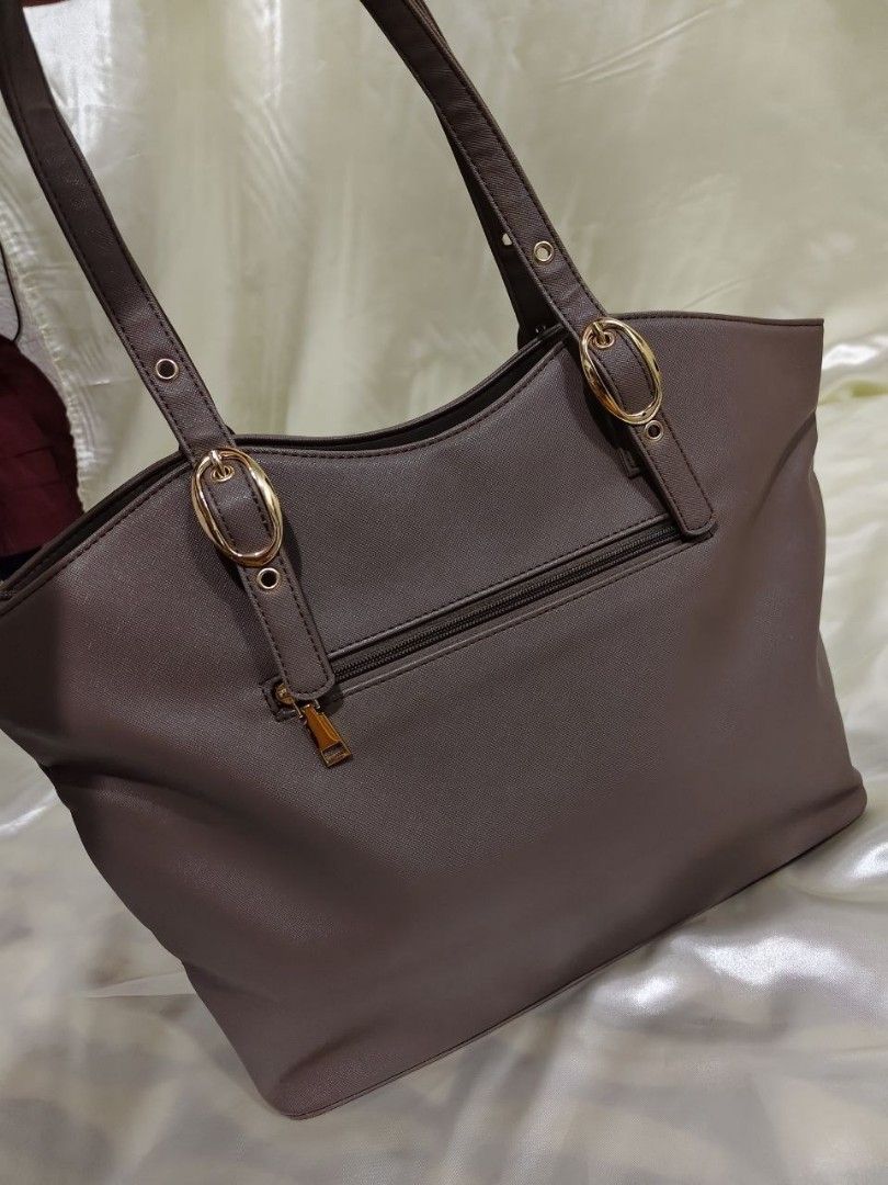 SHOULDER BAG 17/12" (Category: Shoulder Bags) located in Gamu. Submitted by 2022bagsbunny (Listing ID 1469210337, Image 2). Description: .