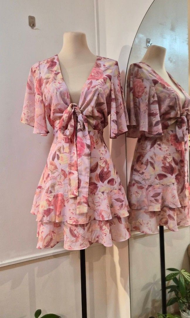 Showpo Dress (Category: Dresses) located in San Andres. Submitted by helpmedeclutter08 (Listing ID 1469349078, Image 1). Description: Au12 on tag. Can fit Large - XL Super nice in actual..