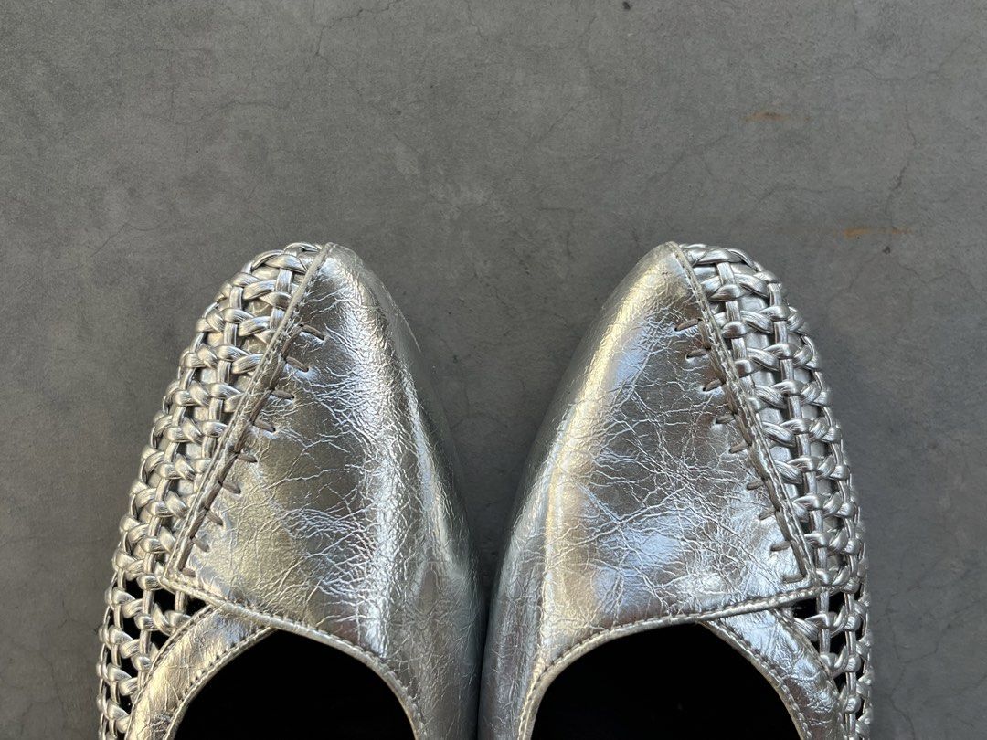 Silver Woven Pointed Toe Flats (Category: Flats & Sandals) located in Manila. Submitted by isabelm_ (Listing ID 1469164581, Image 2). Description: Silver Woven Flats 💫 personal fave but not my size💫 9/10 Condition Never used 23.5-24CM ₱800 + SF 🪞 Via Lalamove/J&T/LBC Makati area.