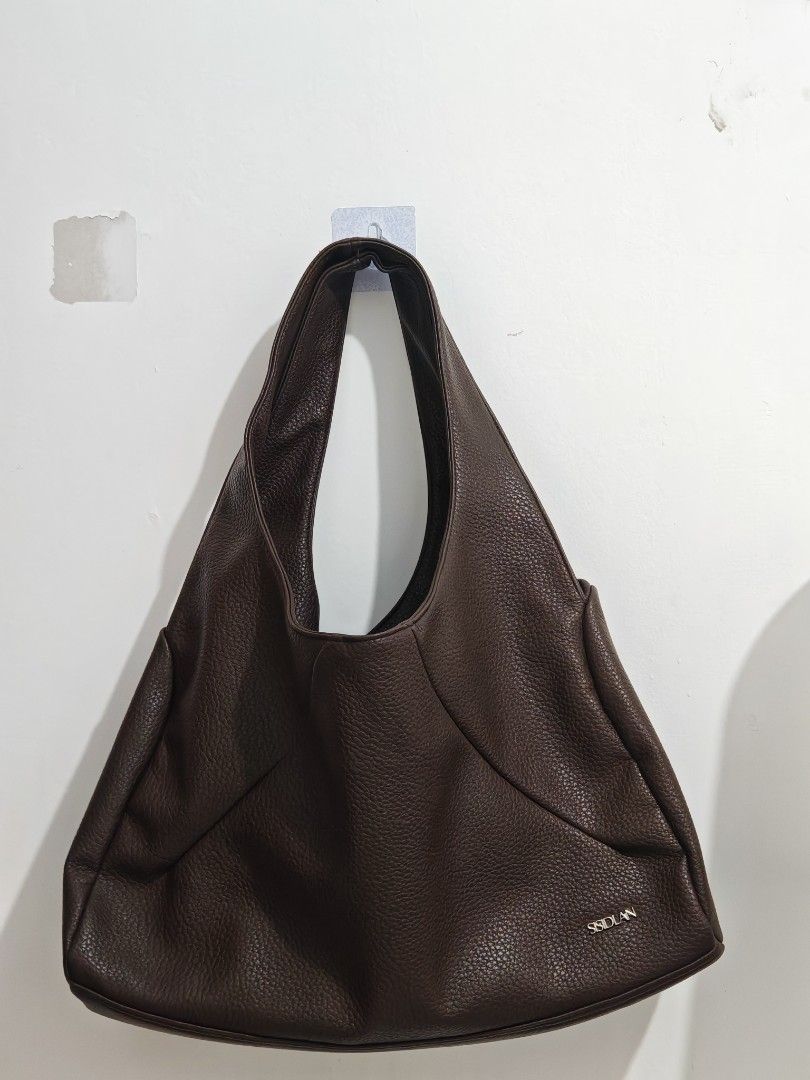 Sisidlan Large Hobo Bag (Myra) (Category: Shoulder Bags) located in Pasig City. Submitted by thrifthoeco. (Listing ID 1469317833, Image 3). Description: Sisidlan Large Myra Hobo Bag Rfs: Decluttering Almost new! Perfect work and school bag, very spacious and can fit up to 14 inches laptop :) Genuine leather also, very sturdy! Original price: 1,300 Selling for only 800 pesos.