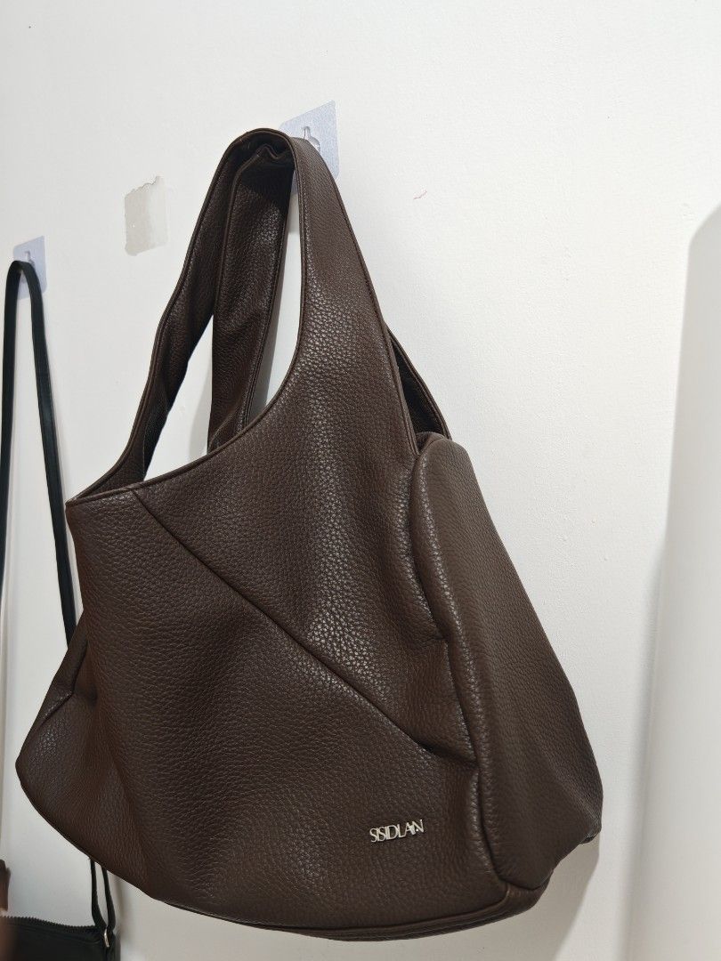 Sisidlan Large Hobo Bag (Myra) (Category: Shoulder Bags) located in Pasig City. Submitted by thrifthoeco. (Listing ID 1469317833, Image 2). Description: Sisidlan Large Myra Hobo Bag Rfs: Decluttering Almost new! Perfect work and school bag, very spacious and can fit up to 14 inches laptop :) Genuine leather also, very sturdy! Original price: 1,300 Selling for only 800 pesos.