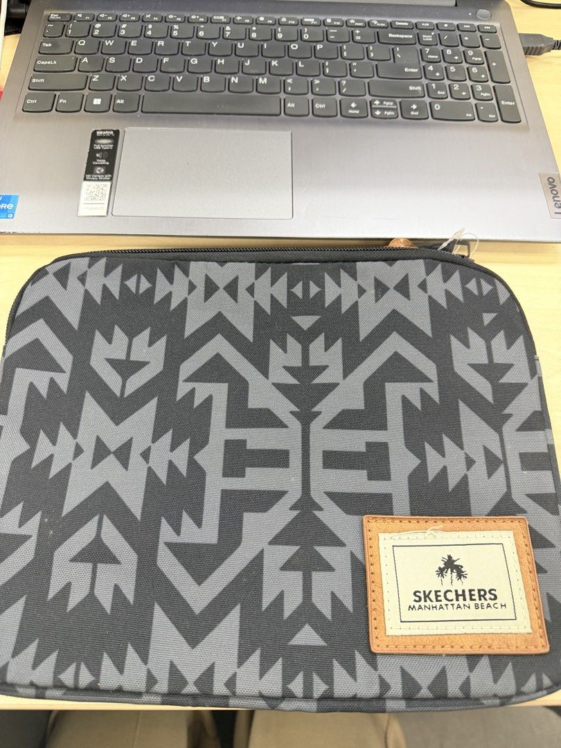 SKECHERS DOCUMENT POUCH (Category: Belt bags, Clutches and Pouches) located in Quezon City. Submitted by Kopiluck (Listing ID 1469189320, Image 2). Description: BRANDNEW WITH TAG SKECHERS POUCH MALL PULL OUT ALL ORIGINAL 200 PESOS EACH SIZE: 11” haba 9” Taas.