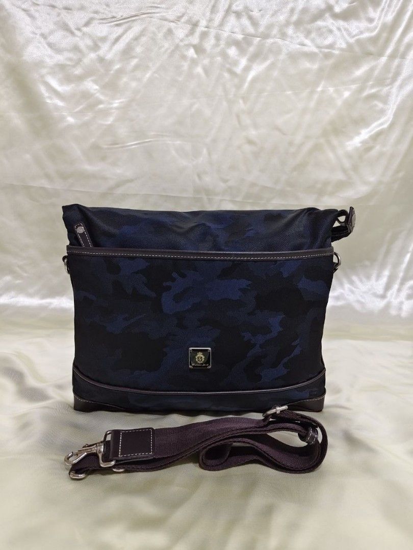 SLING BAG 14/14" (Category: Sling Bags) located in Gamu. Submitted by 2022bagsbunny (Listing ID 1469205487, Image 1). Description: .