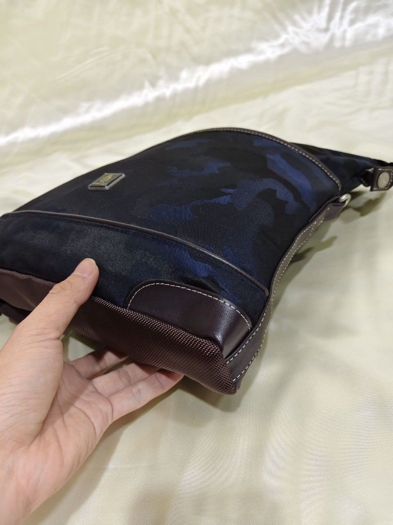 SLING BAG 14/14" (Category: Sling Bags) located in Gamu. Submitted by 2022bagsbunny (Listing ID 1469205487, Image 3). Description: .