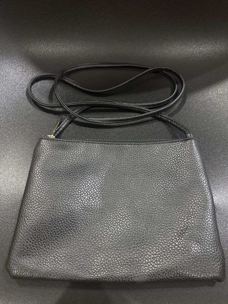 Sling Bag (USED) (Category: Cross-body Bags) located in Manila. Submitted by krystalchewey_ (Listing ID 1469380587, Image 1). Description: Used Actual Photo Posted 245php Cotton On Black.
