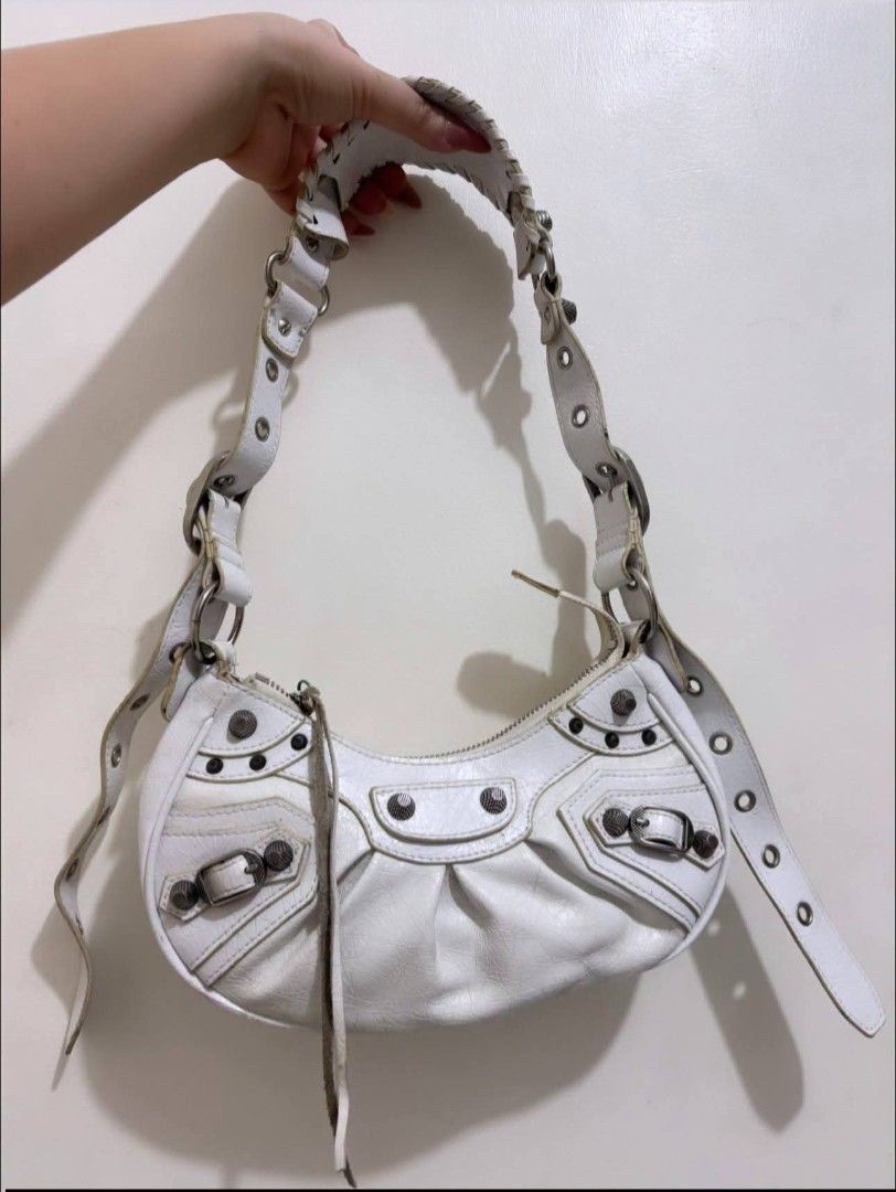 Small bag shoulder bag/sling bag (Category: Cross-body Bags) located in Zamboanga. Submitted by ckealia (Listing ID 1469163415, Image 2). Description: good used condition expect signs of used coded bb under zip.