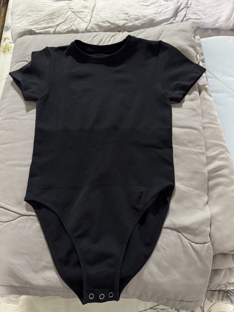 Sola Hugging Short Sleeve Shapewear L (Category: Undergarments & Loungewear) located in Pasay City. Submitted by poochglamour (Listing ID 1469215365, Image 1). Description: Washed and tried only Cannot return since washed already Rfs runs small ung large size Best fit for medium Color black Pasay near buendia .