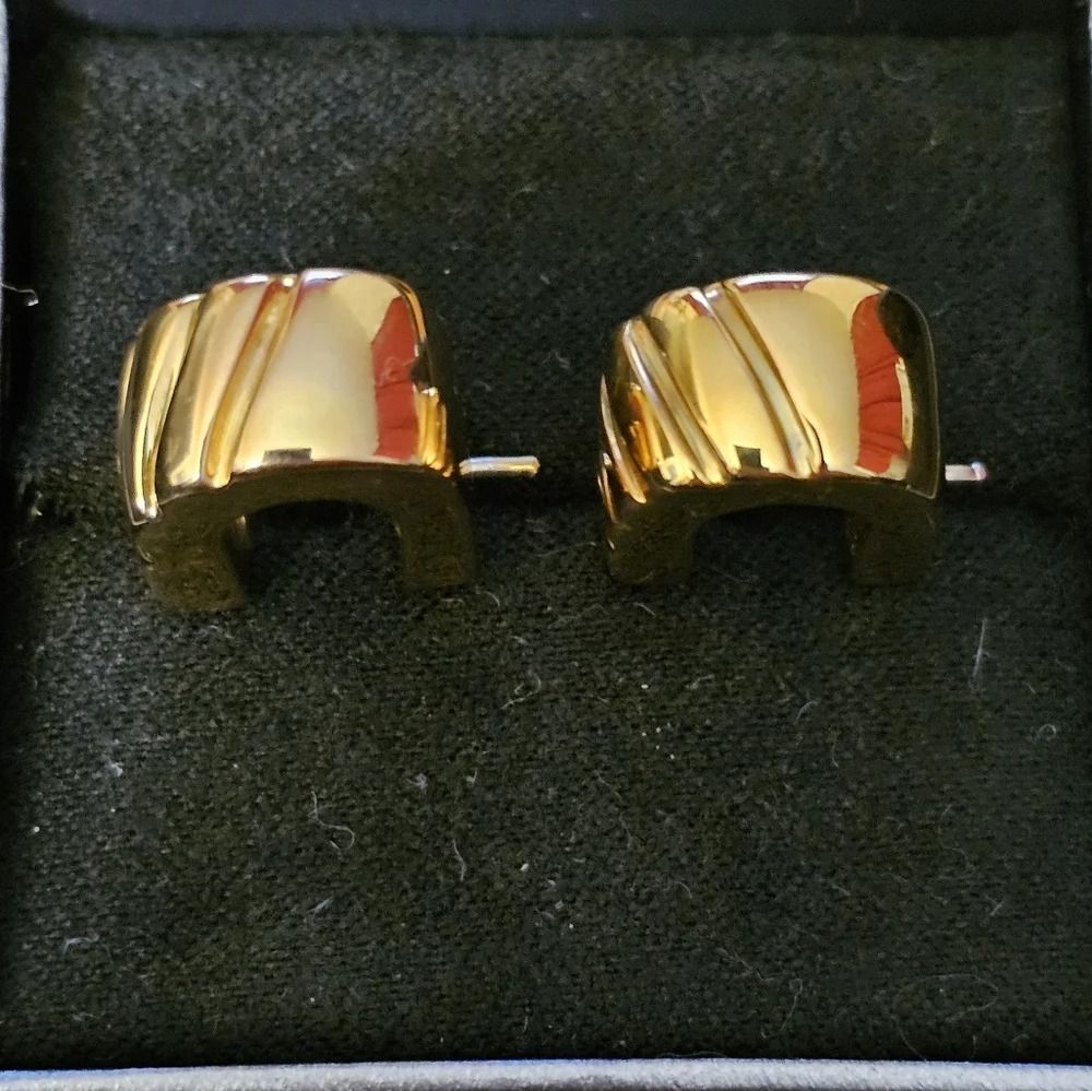 solid 14k yellow gold huggie earrings (3.3g) (Category: Earrings) located in Dumaguete. Submitted by kathgoldvintagepreowned (Listing ID 1469199157, Image 3). Description: Items are in good condition. Some wear. Scratches maybe visible. Measurements in pictures.
