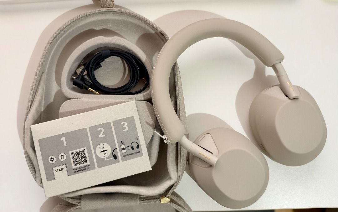 Sony xm5 (Category: Headphones & Headsets) located in Manila. Submitted by yourenotme (Listing ID 1469293632, Image 2). Description: No issues and good working condition RFS: Upgrade to xm6.