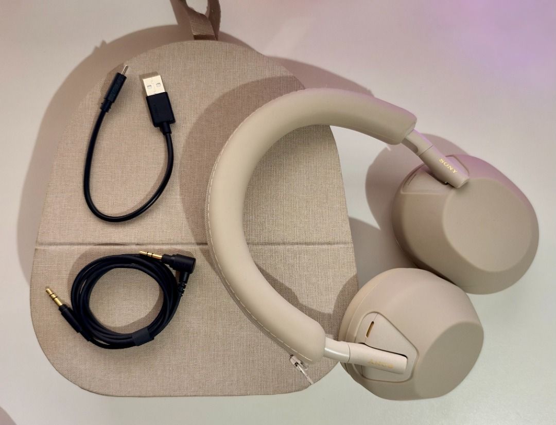 Sony xm5 (Category: Headphones & Headsets) located in Manila. Submitted by yourenotme (Listing ID 1469293632, Image 3). Description: No issues and good working condition RFS: Upgrade to xm6.