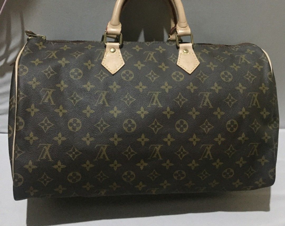 LV Speedy Bandoulière 35 (Category: Luxury Bags & Wallets) located in Bulacan. Submitted by assorted.items (Listing ID 1469264482, Image 2). Description: Speedy 30 Monogram DETAILS: - Size: 30cm (classic Speedy) - Material: Monogram canvas - Hardware: Brass / ECLAIR zipper with LV rivet (see photo #6) - Stamp: LOUIS VUITTON PARIS made in france on leather tab - Lining: Brown canvas, 1 open interior, no pocket - vintage style CONDITION: - Preloved
