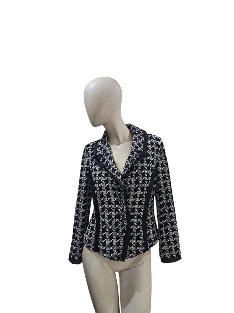 St John knit blazer jacket (Category: Coats, Jackets and Outerwear) located in Batangas. Submitted by thevanitychamber (Listing ID 1469190680, Image 1). Description: .