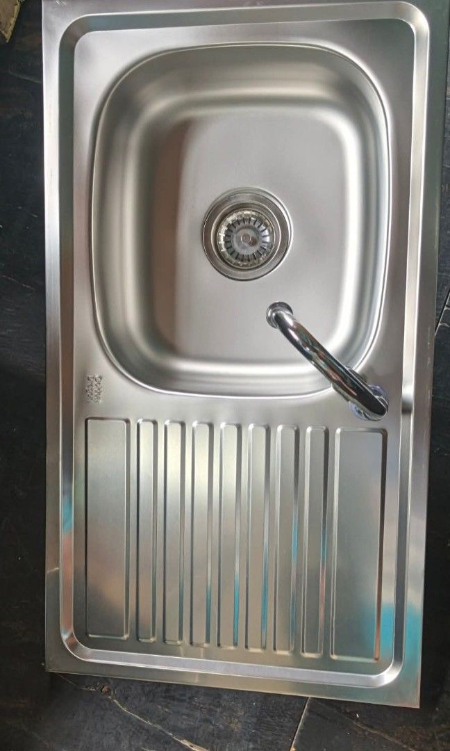 Stainless kitchen sink with drainboard (Category: Home Improvement Tools & Accessories) located in Manila. Submitted by muranglababo_ph2026 (Listing ID 1469201837, Image 2). Description: SULIT PRESYO! STAINLESS KITCHEN SINK – COMPLETE SET 🔥 ✔️ May drainboard ✔️ 17 x 30 inches ✔️ 6 inches deep – hindi talsik ang tubig ✔️ Matibay at madaling linisin ✔️ Complete set na (may fitting at drain at gripo) 💰 ₱1,500 NA LANG! Perfect para sa bahay, apartm