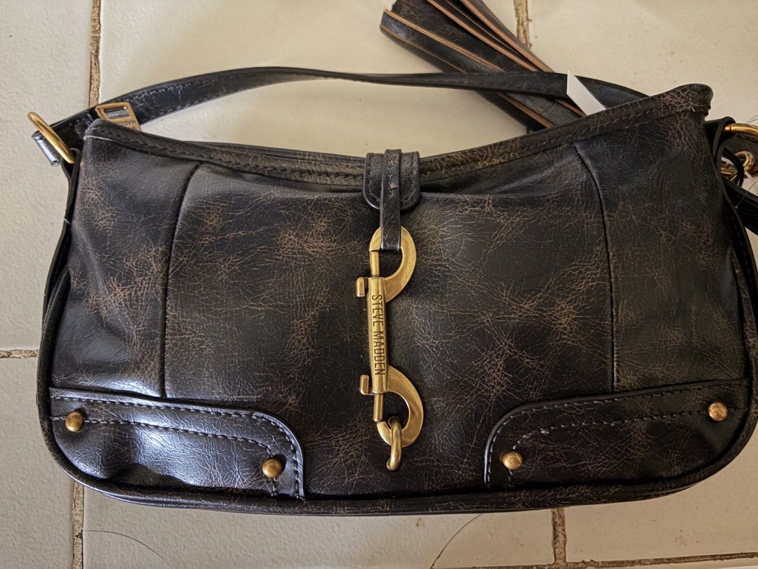 steve madden shoulder bag (Category: Shoulder Bags) located in Imus. Submitted by jahygge (Listing ID 1469307956, Image 1). Description: · authentic steve madden brown, faux leather shoulder bag with gold-tone hardware. · brand new, tag still attached. · bought from usa. 🇺🇸 · rfs: in need of funds. .