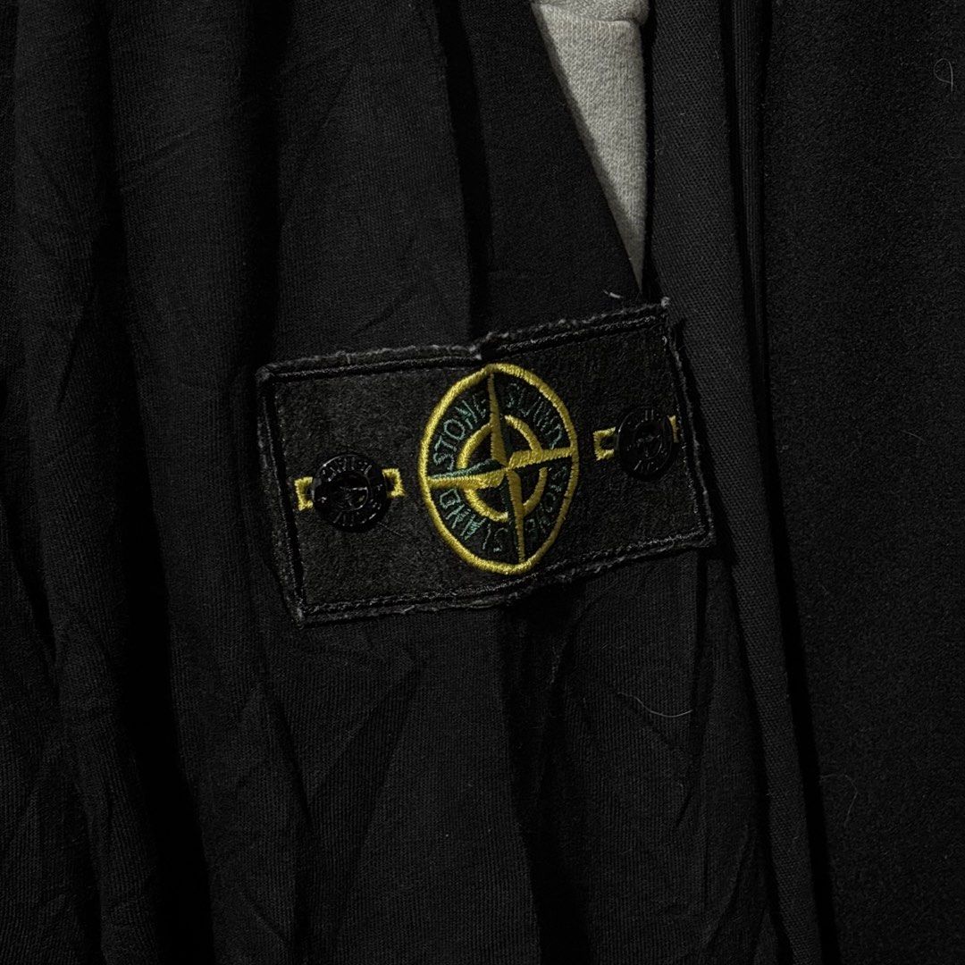 Stone Island Black Sweatshirt (Category: Coats, Jackets and Outerwear) located in Caloocan City. Submitted by bonsatocha43876 (Listing ID 1469322839, Image 2). Description: - Brand: Stone Island - Color: Black - Condition: Very good overall - Details: Classic sleeve compass badge with complete tags attached - Dimensions: Width 24" x Length 28" - Style: Versatile piece, great for daily wear.