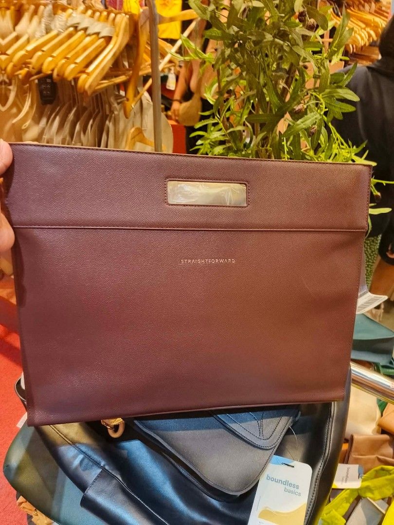 Straightforward laptop bag (Category: Laptop Bags & Sleeves) located in Rodriguez. Submitted by caroumomnewacct (Listing ID 1469204215, Image 1). Description: available colors: black and brown .