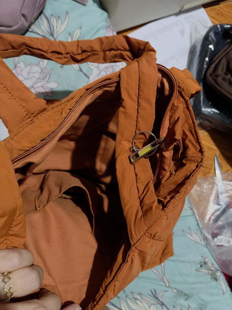 Straightforward Shoulder Bag (Category: Shoulder Bags) located in Mandaluyong City. Submitted by imimimi (Listing ID 1469316391, Image 2). Description: Water resistant Kasya laptop No issue.