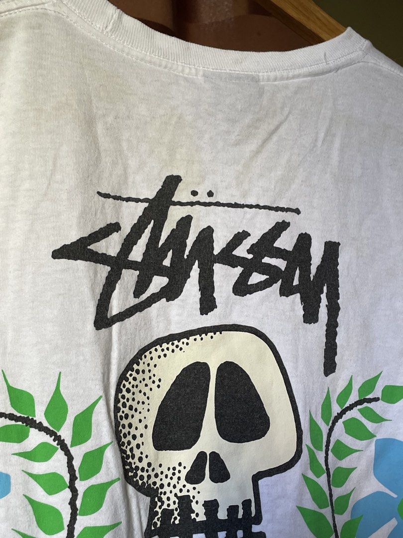 Stüssy Skull Crest (Category: Tshirts & Polo Shirts ) located in Marikina City. Submitted by kaelnbellecloset (Listing ID 1469198145, Image 3). Description: Minimal tattered on neckline and visible yellow stains.
