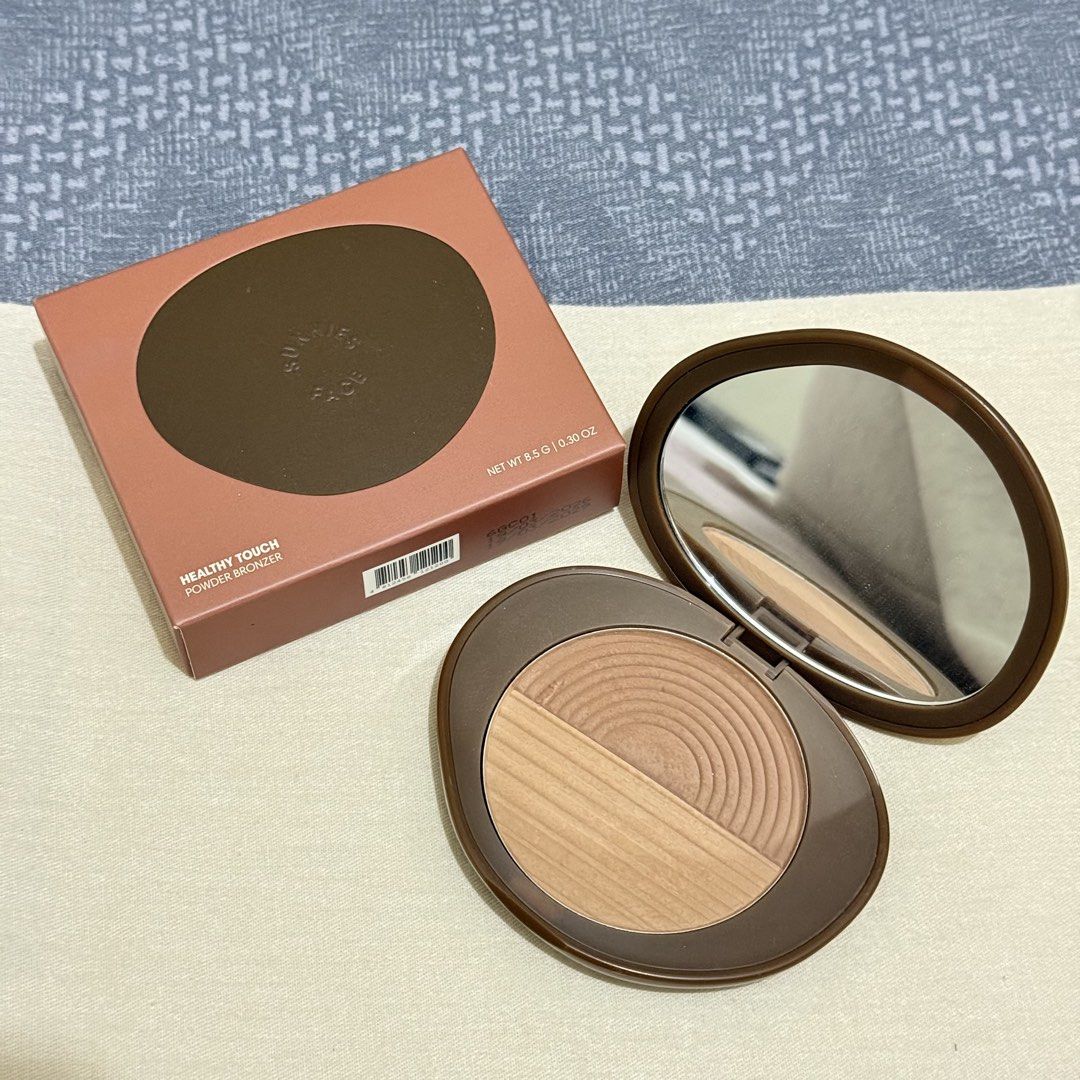 Sunnies Face Healthy Touch Powder Bronzer Medium (Category: Makeup) located in Paranaque City. Submitted by qwerein (Listing ID 1469185490, Image 2). Description: Brand: Sunnies Face Product: Healthy Touch Powder Bronzer - Shade: Medium - Inclusion: Comes with original brown compact case and outer box packaging - Net Weight: 8.5g / 0.30 oz. Used but not abused Fully sanitized Rfs: too many make up .