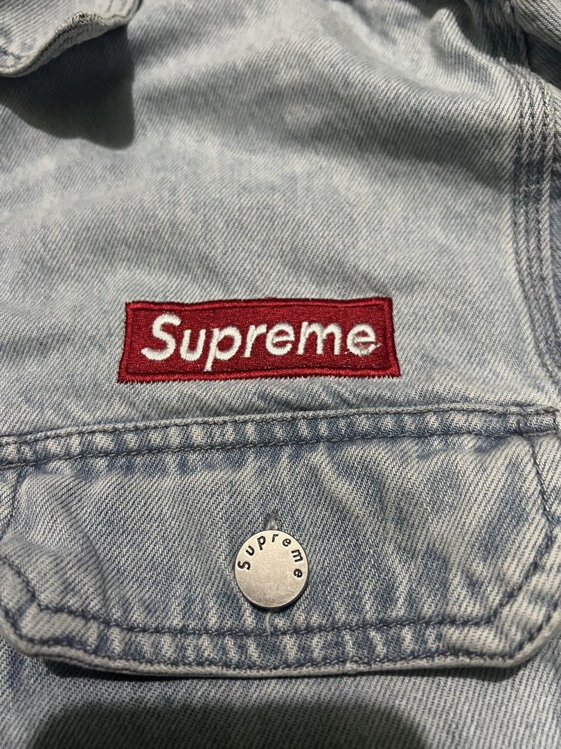 Supreme Denim Jacket (Category: Coats, Jackets and Outerwear) located in Mexico. Submitted by iseemiyakee. (Listing ID 1469328586, Image 2). Description: Size Small Fits Large 21 width 28 length no issue excellent condition .