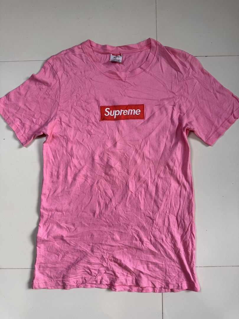 Supreme Pink Box Logo Tee Size S (Category: Tshirts & Polo Shirts ) located in Caloocan City. Submitted by ashur-22 (Listing ID 1469380088, Image 1). Description: pink Supreme short-sleeve t-shirt Length 28 Width 17.5 250.00+ shipping fee ALBAY TABACO CITY 📍.