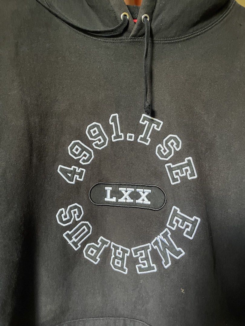 Supreme Reverse Hooded Sweatshirt (Category: Coats, Jackets and Outerwear) located in Marikina City. Submitted by kaelnbellecloset (Listing ID 1469202591, Image 3). Description: Discoloration & Stain.