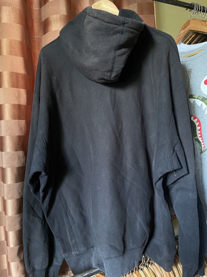 Supreme Reverse Hooded Sweatshirt (Category: Coats, Jackets and Outerwear) located in Marikina City. Submitted by kaelnbellecloset (Listing ID 1469202591, Image 2). Description: Discoloration & Stain.