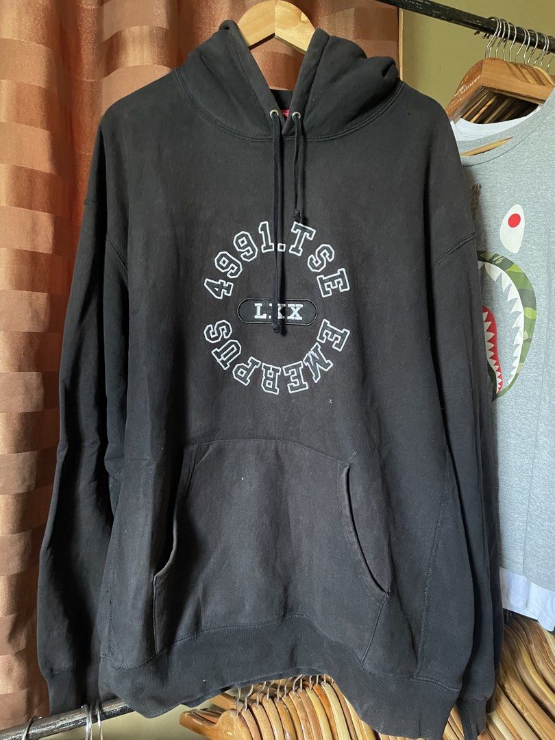 Supreme Reverse Hooded Sweatshirt (Category: Coats, Jackets and Outerwear) located in Marikina City. Submitted by kaelnbellecloset (Listing ID 1469202591, Image 1). Description: Discoloration & Stain.