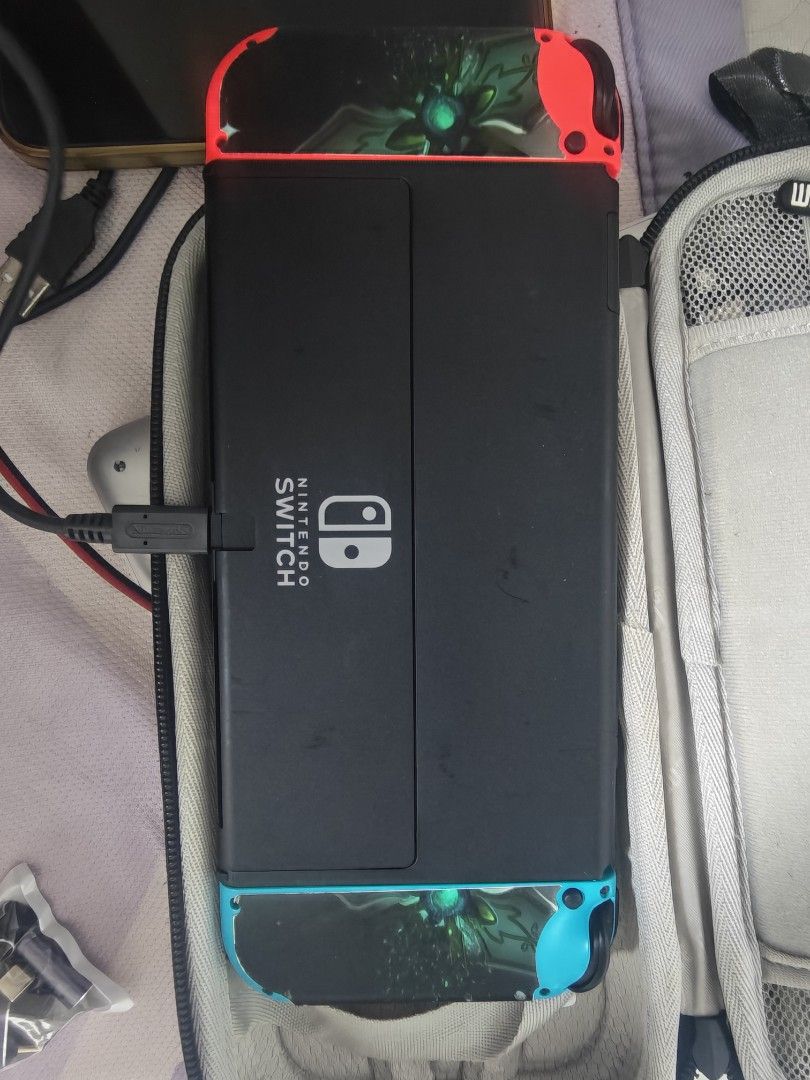 switch oled （分類：Nintendo 任天堂）位於 Hong Kong。 由 live_silentbear 提交（商品編號 1469309036，圖片 3）。簡介： switch oled開心版，使用痕跡明顯，已安裝大氣層系統，帶一張32g卡存儲卡。。