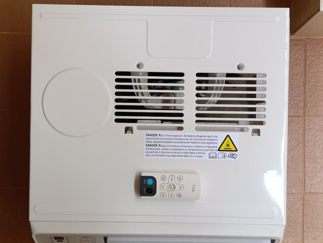 TCL 1HP window type Full Inverter (Category: Air Conditioning and Heating) located in Mandaluyong City. Submitted by louielag (Listing ID 1469188167, Image 3). Description: TCL coolpro series model TAC-09CWI/UB2 Bought April 2026, hardly used, no issues, reason for selling - not needed in condo anymore AI Full DC Inverter Window Type Air-conditioner Dimensions 444 mm x 471 mm x 340 mm (Length x Width x Height) Ultra High Cooling Golden Titanium F