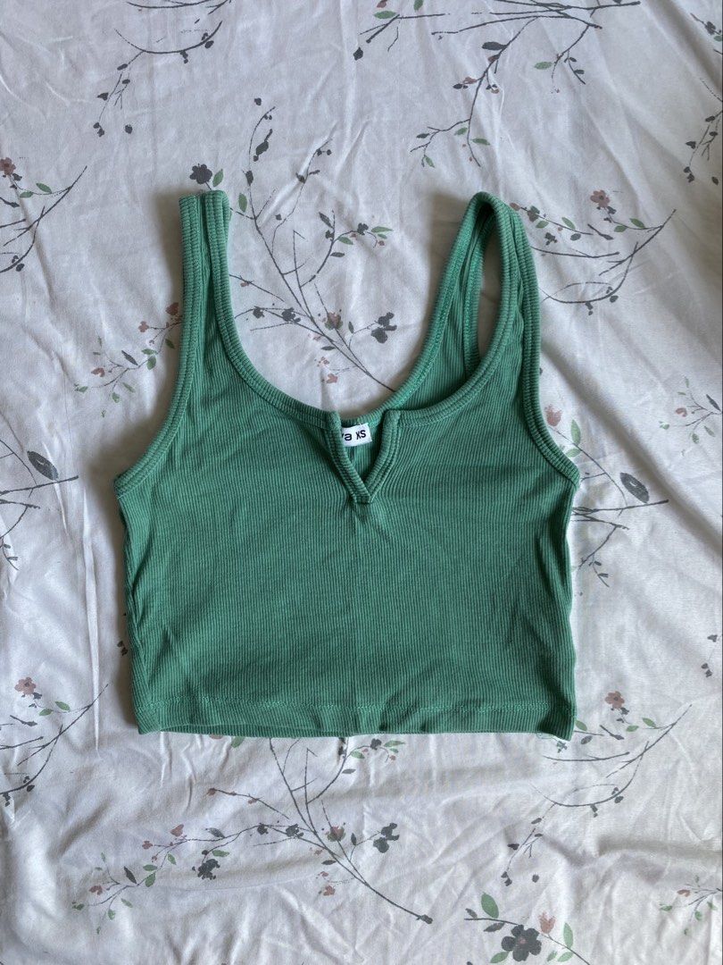 Terranova Ribbed Crop Top (Category: Sleeveless) located in Paranaque City. Submitted by declutterbykat (Listing ID 1469180690, Image 1). Description: 🔖 rfs: decluttering 📍 parañaque city 💸 mop: gcash or maya only 🚖 mod: lalamove, grab, or jnt .
