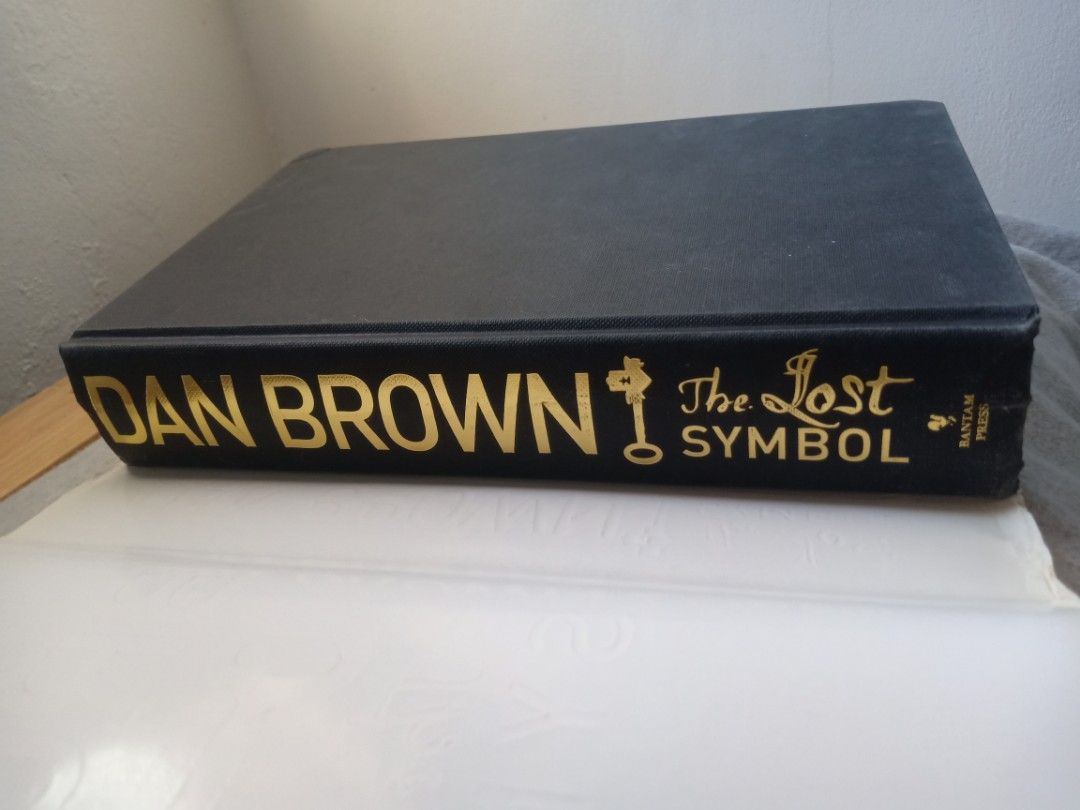 (HB) The Lost Symbol by Dan Brown Bantam Press (Category: Storybooks) located in Bacolor. Submitted by appletun (Listing ID 1469245194, Image 3). Description: feel free to make an offer, and/or view my profile for other listings :) loc: bacolor, pampanga. mop: gcash only. no sco/cod/cop. handling/mod: direct spx +P70sf. all sales final. no returns/refunds/exchange. - Title: The Lost Symbol by Dan Brown - Edition: Hardcover, Bantam Press - Design: