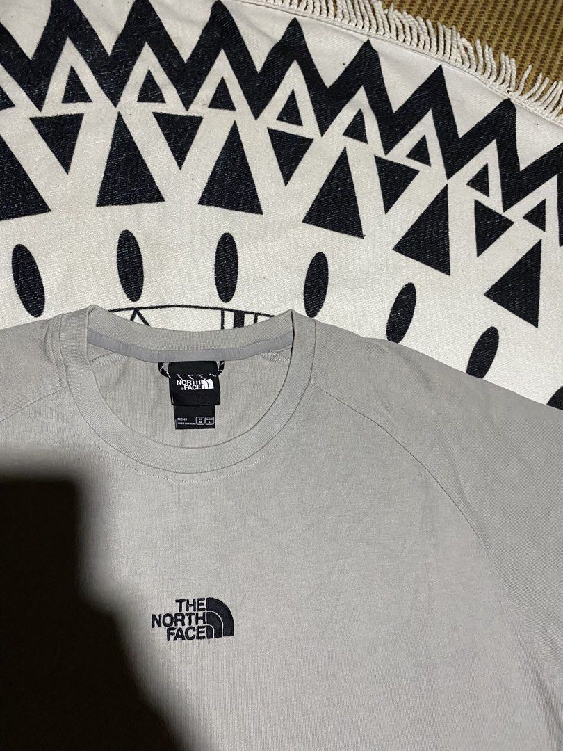 The North Face Grey T-Shirt (Category: Tshirts & Polo Shirts ) located in Badiangan. Submitted by iralorana.thrift (Listing ID 1469164429, Image 2). Description: - Brand: The North Face - Color: Grey .