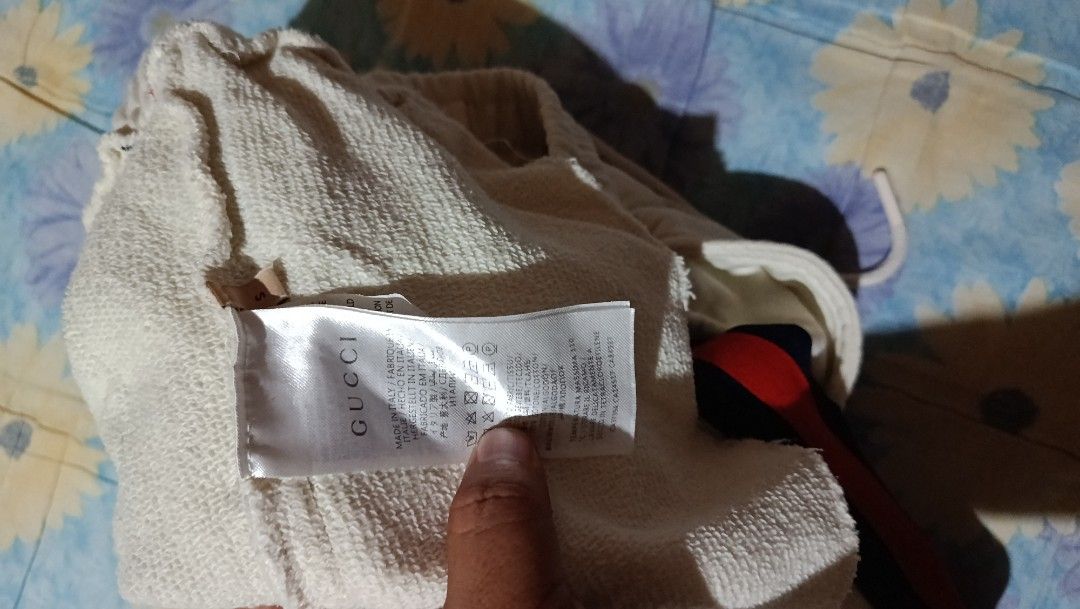 The North Face Gucci Short (Category: Shorts) located in Veruela. Submitted by zachysthrift05 (Listing ID 1469303173, Image 3). Description: Waist: 26-30 Lenth: 17 Excellent Condition No Issues CR: 9.5/10.