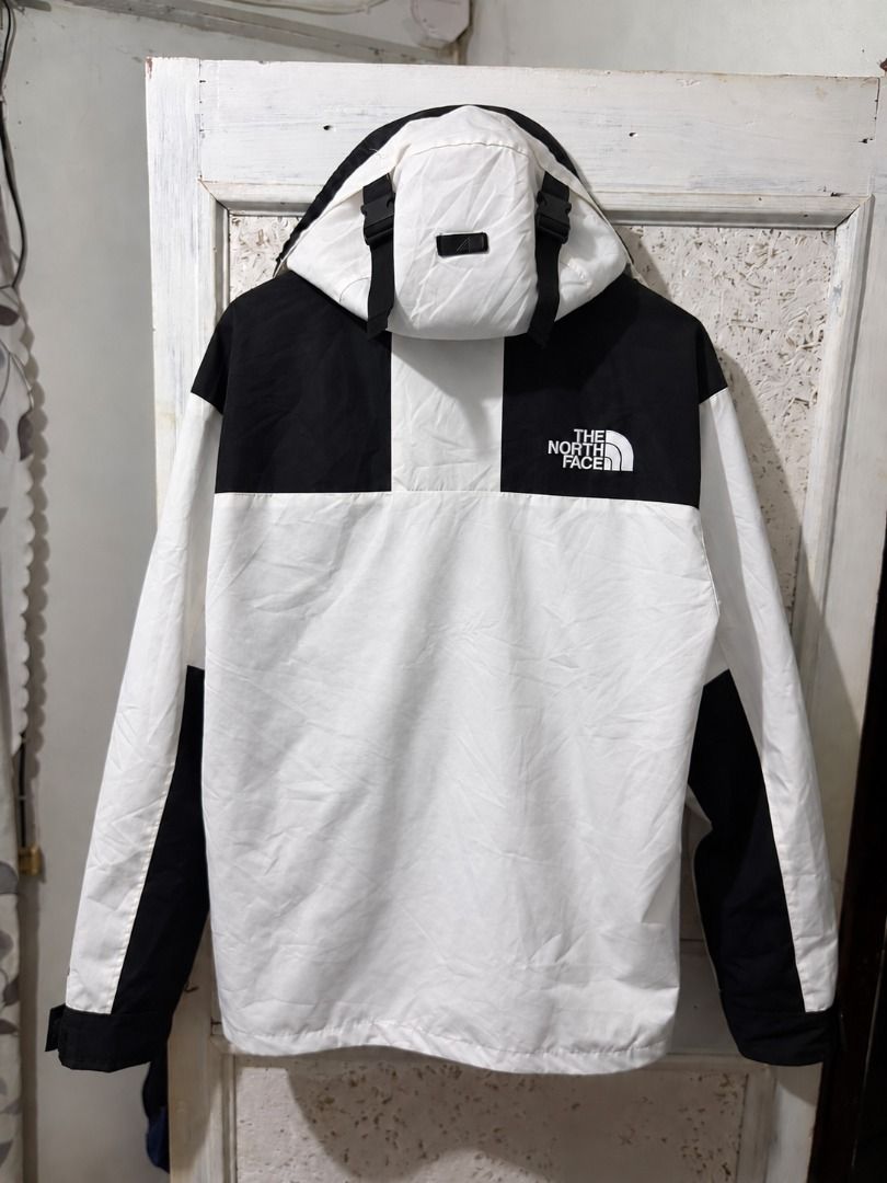 The North Face Mountain Jacket GORE-TEX (Category: Coats, Jackets and Outerwear) located in Caloocan City. Submitted by blackrainxd (Listing ID 1469326813, Image 2). Description: Excellent Condition Size L on tag Width 23 Length 26.5 Color rate 9/10 Washable stains Off only 650 + Shipping fee Tuguegarao City, Cagayan 📍 .