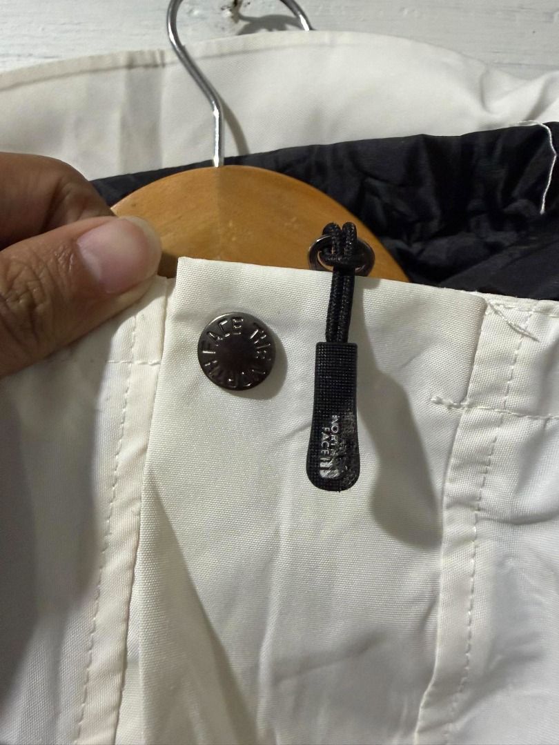 The North Face Mountain Jacket GORE-TEX (Category: Coats, Jackets and Outerwear) located in Caloocan City. Submitted by blackrainxd (Listing ID 1469326813, Image 3). Description: Excellent Condition Size L on tag Width 23 Length 26.5 Color rate 9/10 Washable stains Off only 650 + Shipping fee Tuguegarao City, Cagayan 📍 .