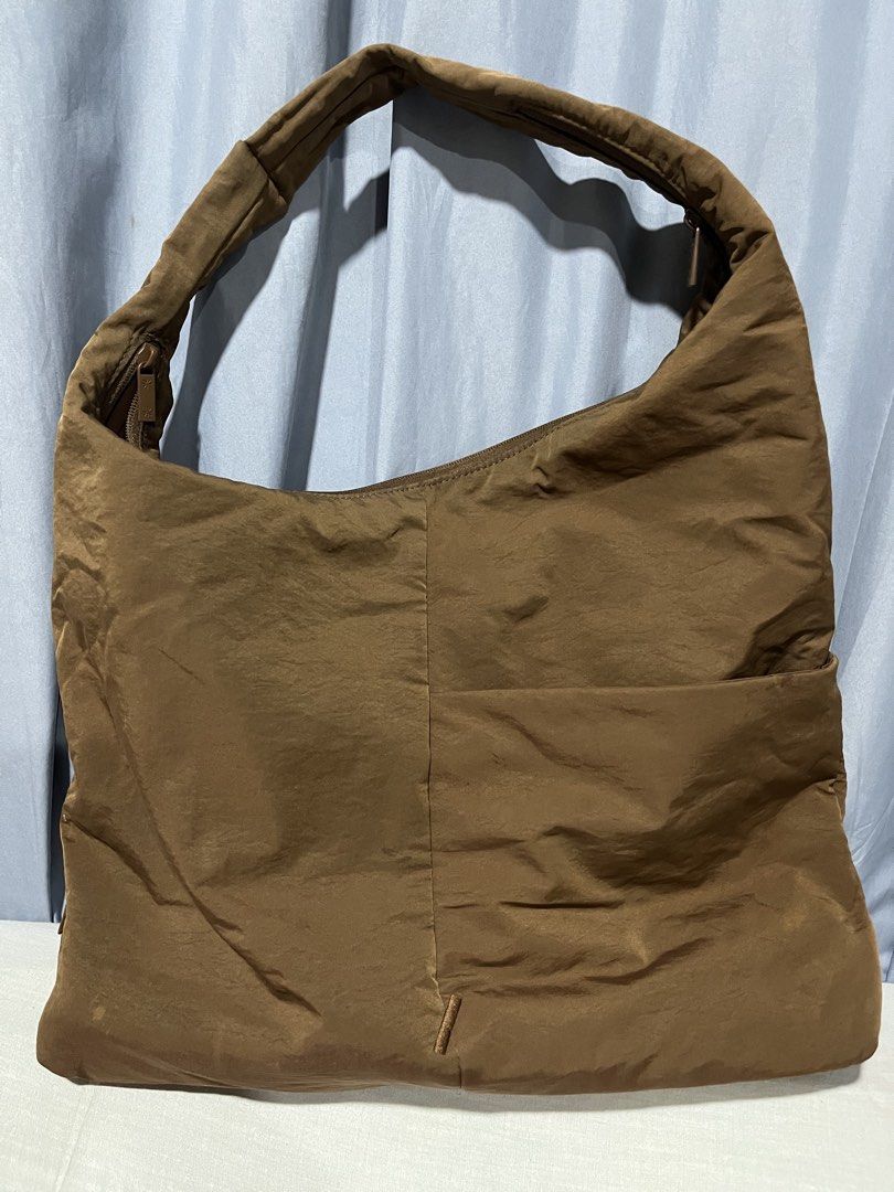 The Paper Bunny - The Arc (Bonbon) (Category: Shoulder Bags) located in Quezon City. Submitted by notabbie (Listing ID 1469272132, Image 2). Description: 🌸 see pics for flaws 🌸 this was a pasabuy from SG, the front pocket already had a hole in it when I got it 🥲 🌸 rfs: need funds .