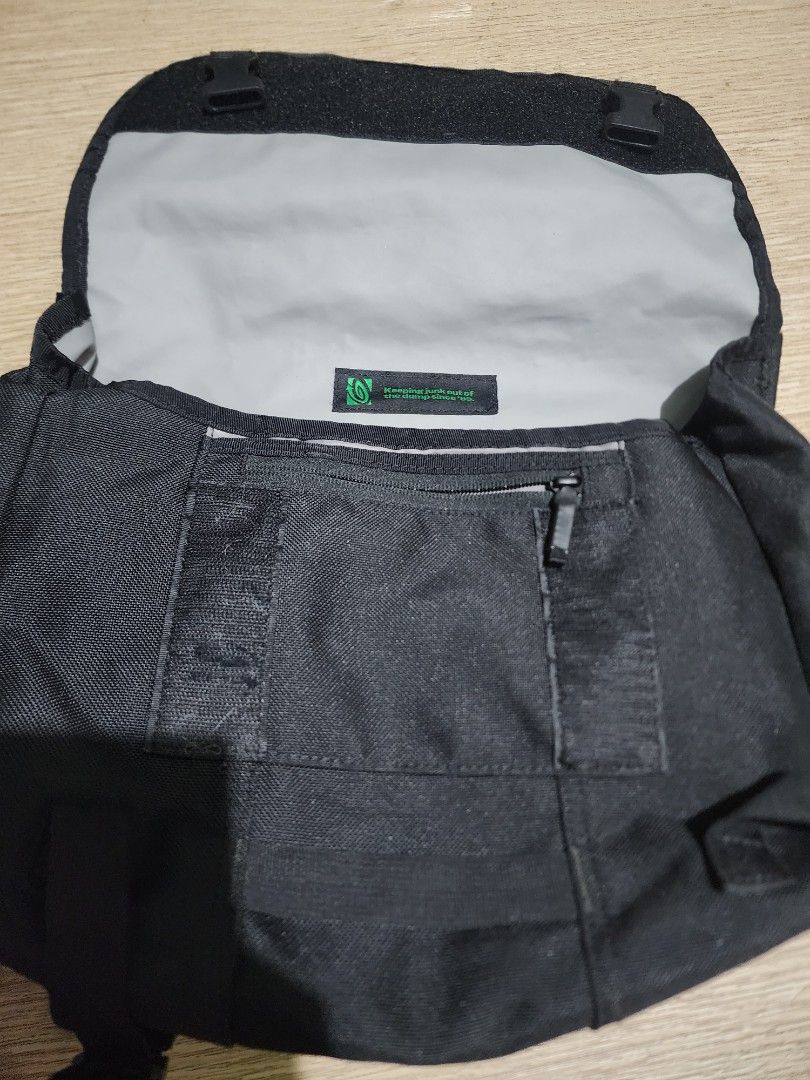 Timbuk 2 messenger bag (Category: Sling Bags) located in Real. Submitted by raphy2019 (Listing ID 1469293448, Image 3). Description: .