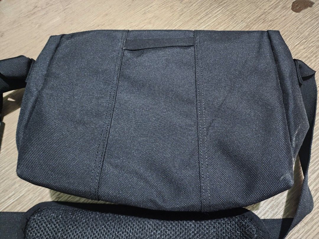 Timbuk 2 messenger bag (Category: Sling Bags) located in Real. Submitted by raphy2019 (Listing ID 1469293448, Image 2). Description: .
