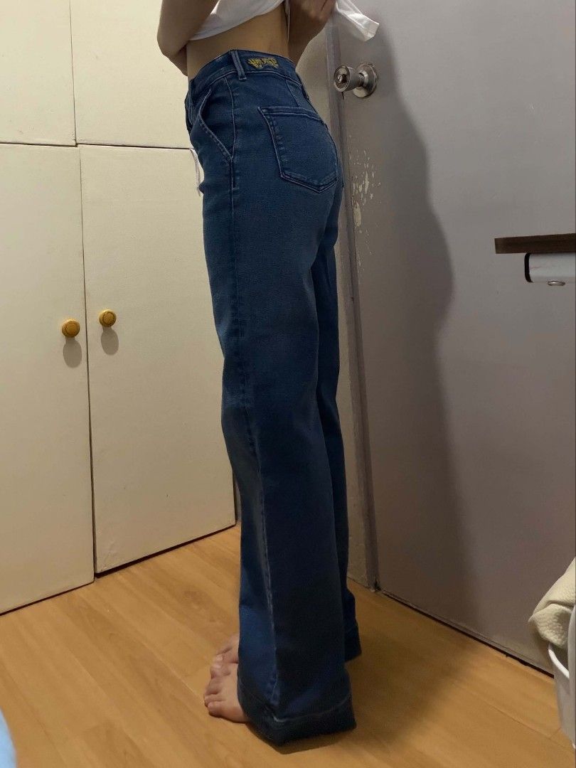 Tommy Hilfiger Straight Leg Jeans (Category: Jeans) located in Valenzuela. Submitted by jingjingcf (Listing ID 1469267319, Image 3). Description: Size 27 9/10 condition Semi-stretchable pants.