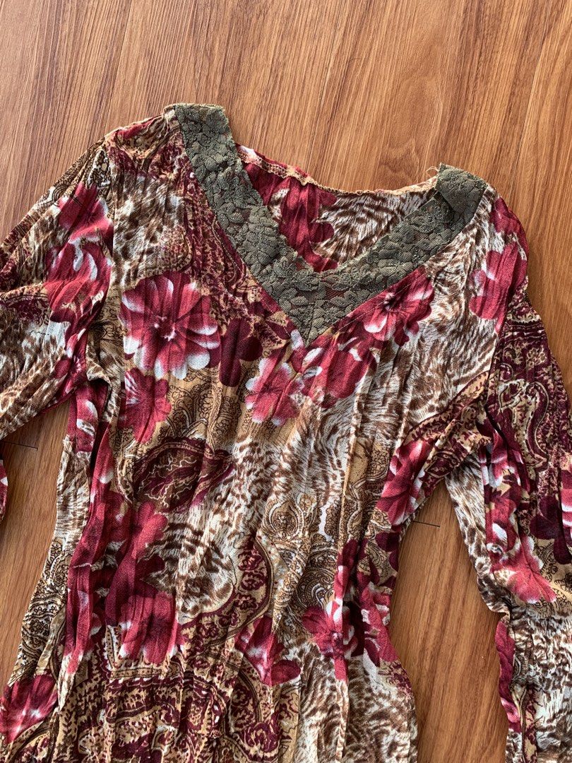 TOPS / VINTAGE / Y2k (Category: Others Tops) located in Cebu City. Submitted by hiddenlabel (Listing ID 1469383846, Image 2). Description: Size small so pretty.