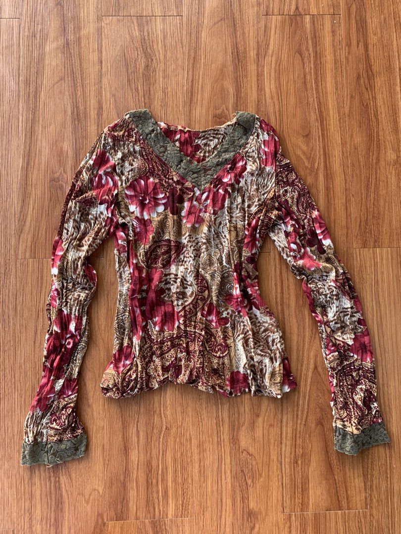 TOPS / VINTAGE / Y2k (Category: Others Tops) located in Cebu City. Submitted by hiddenlabel (Listing ID 1469383846, Image 1). Description: Size small so pretty.