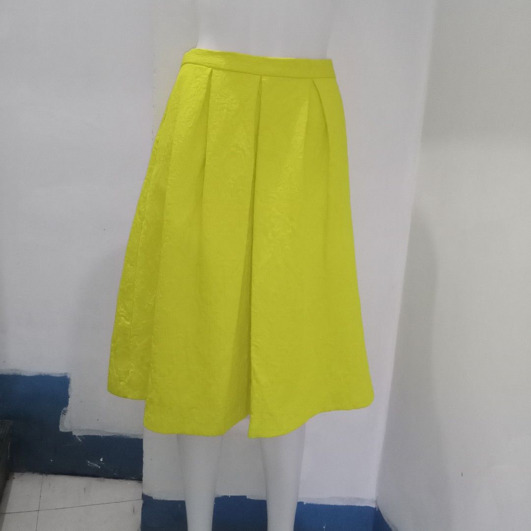 Topshop Yellow Skirt (Category: Skirts) located in Manila. Submitted by shoekendi (Listing ID 1469333094, Image 2). Description: looks new.