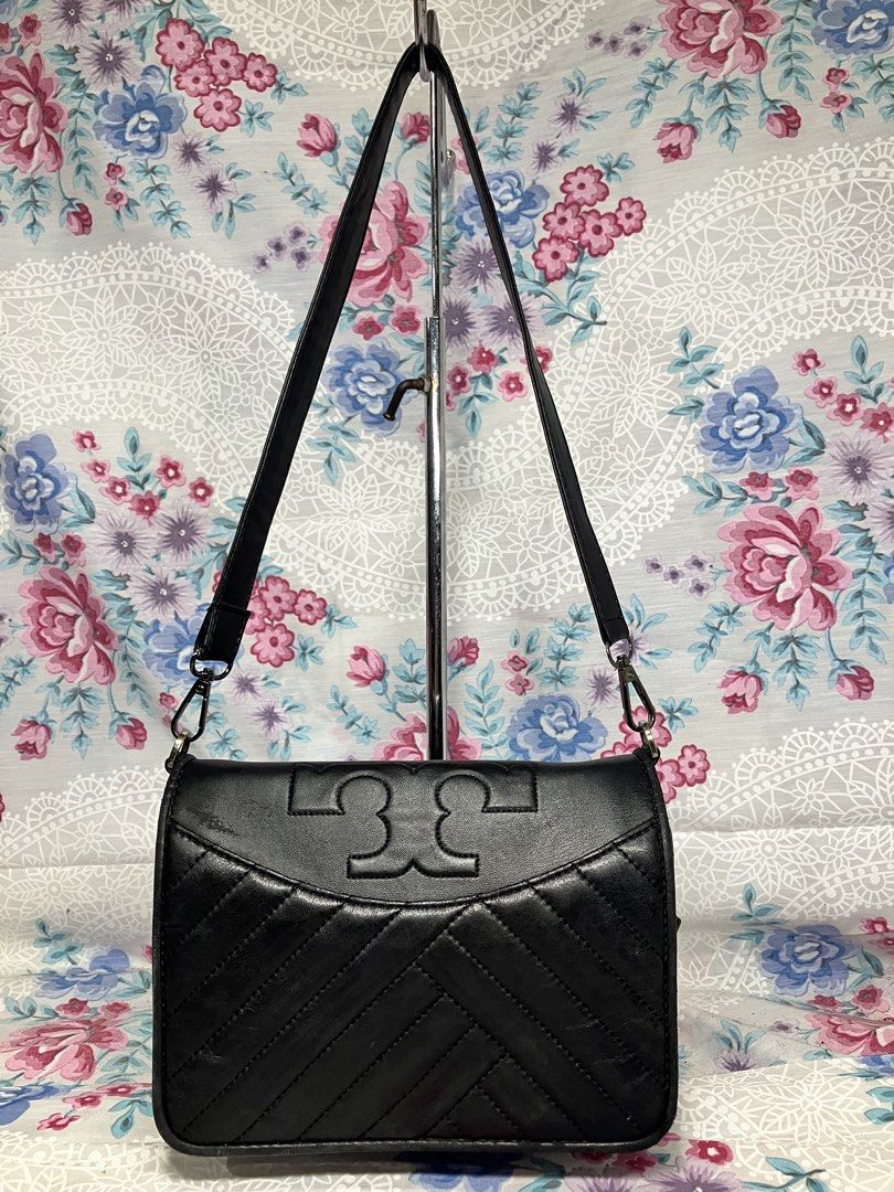 TORY BURCH ALEXA COMBO SHOULDER BAG (Category: Shoulder Bags) located in General Mariano Alvarez. Submitted by adonid (Listing ID 1469198508, Image 1). Description: TORY BURCH ALEXA COMBO SHOULDER BAG GOOD CONDITION NORMAL SIGN OF USAGE ONLY.