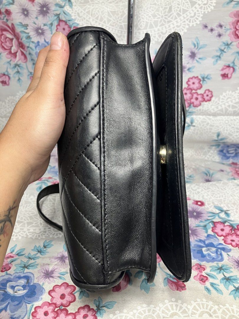 TORY BURCH ALEXA COMBO SHOULDER BAG (Category: Shoulder Bags) located in General Mariano Alvarez. Submitted by adonid (Listing ID 1469198508, Image 3). Description: TORY BURCH ALEXA COMBO SHOULDER BAG GOOD CONDITION NORMAL SIGN OF USAGE ONLY.