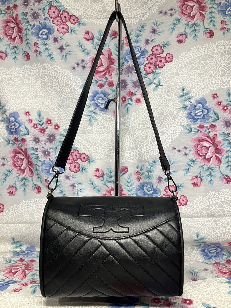 TORY BURCH ALEXA COMBO SHOULDER BAG (Category: Shoulder Bags) located in General Mariano Alvarez. Submitted by adonid (Listing ID 1469198508, Image 2). Description: TORY BURCH ALEXA COMBO SHOULDER BAG GOOD CONDITION NORMAL SIGN OF USAGE ONLY.