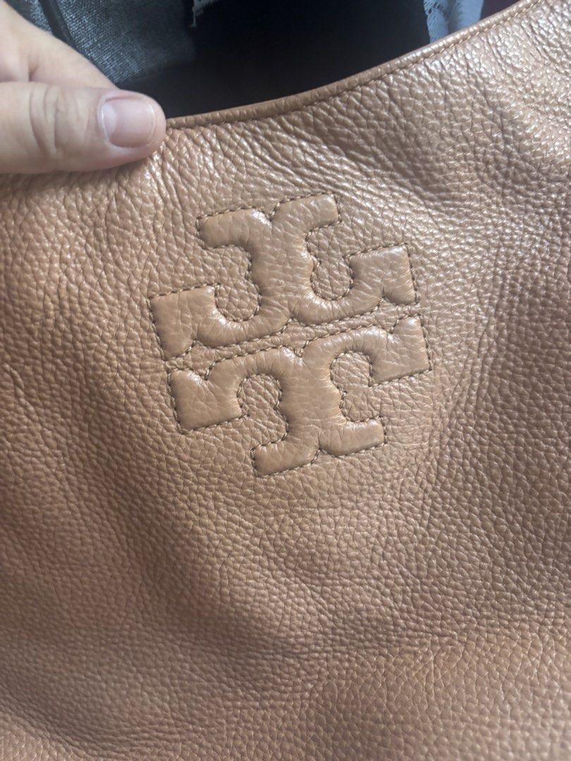 Tory Burch Thea Hobo Shoulder Bag (Category: Luxury Bags & Wallets) located in Meycauayan. Submitted by maxsshopzter (Listing ID 1469167526, Image 3). Description: .